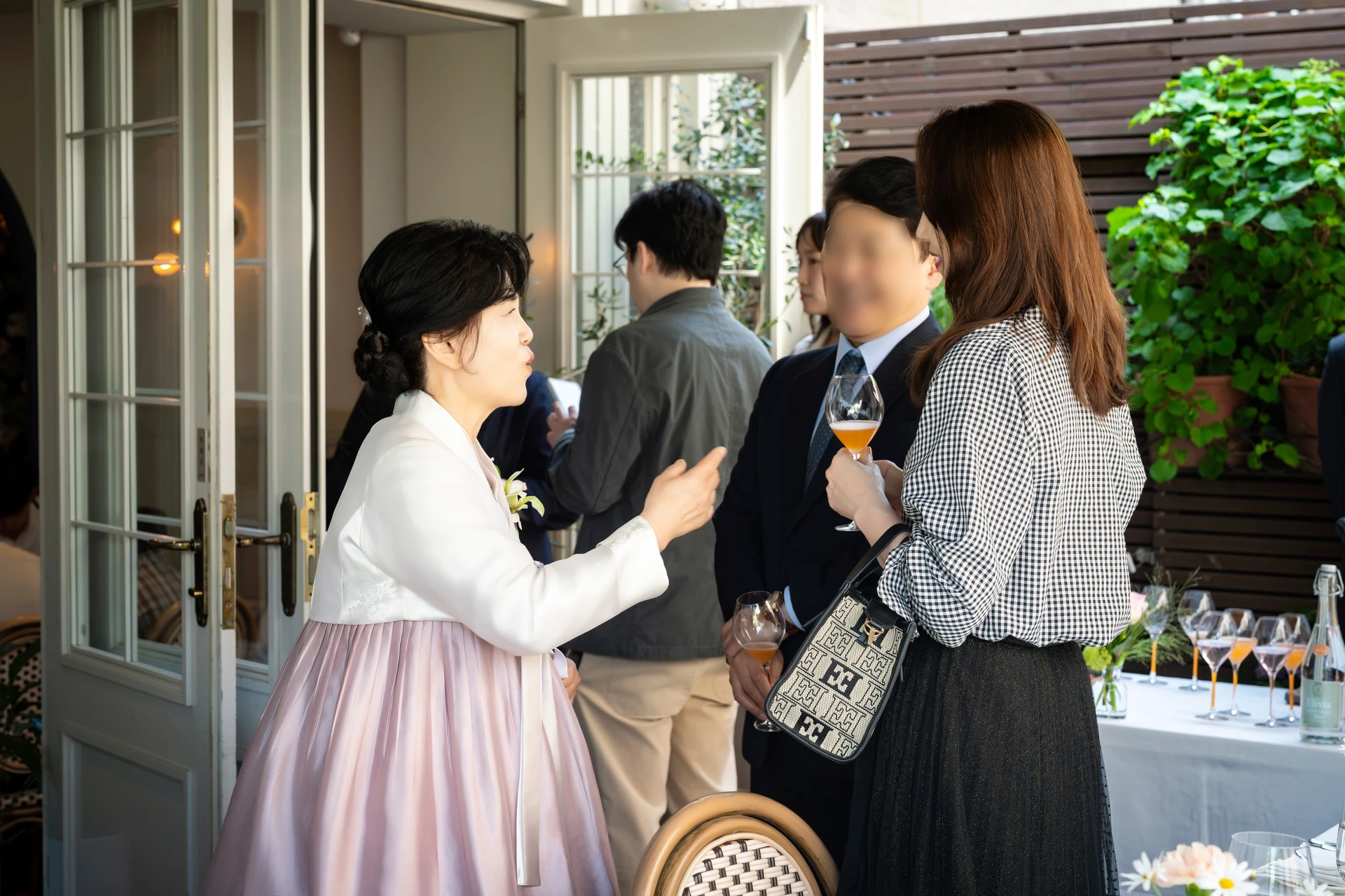 신부측 어머님과 하객들