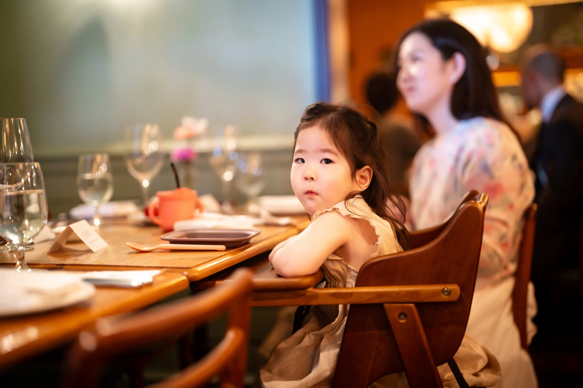 결혼식 하객으로 온 꼬마 아이