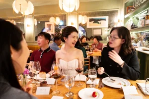 전체적으로 인사를 드리고 친구들과 잠시 이야기를 더 나눈다