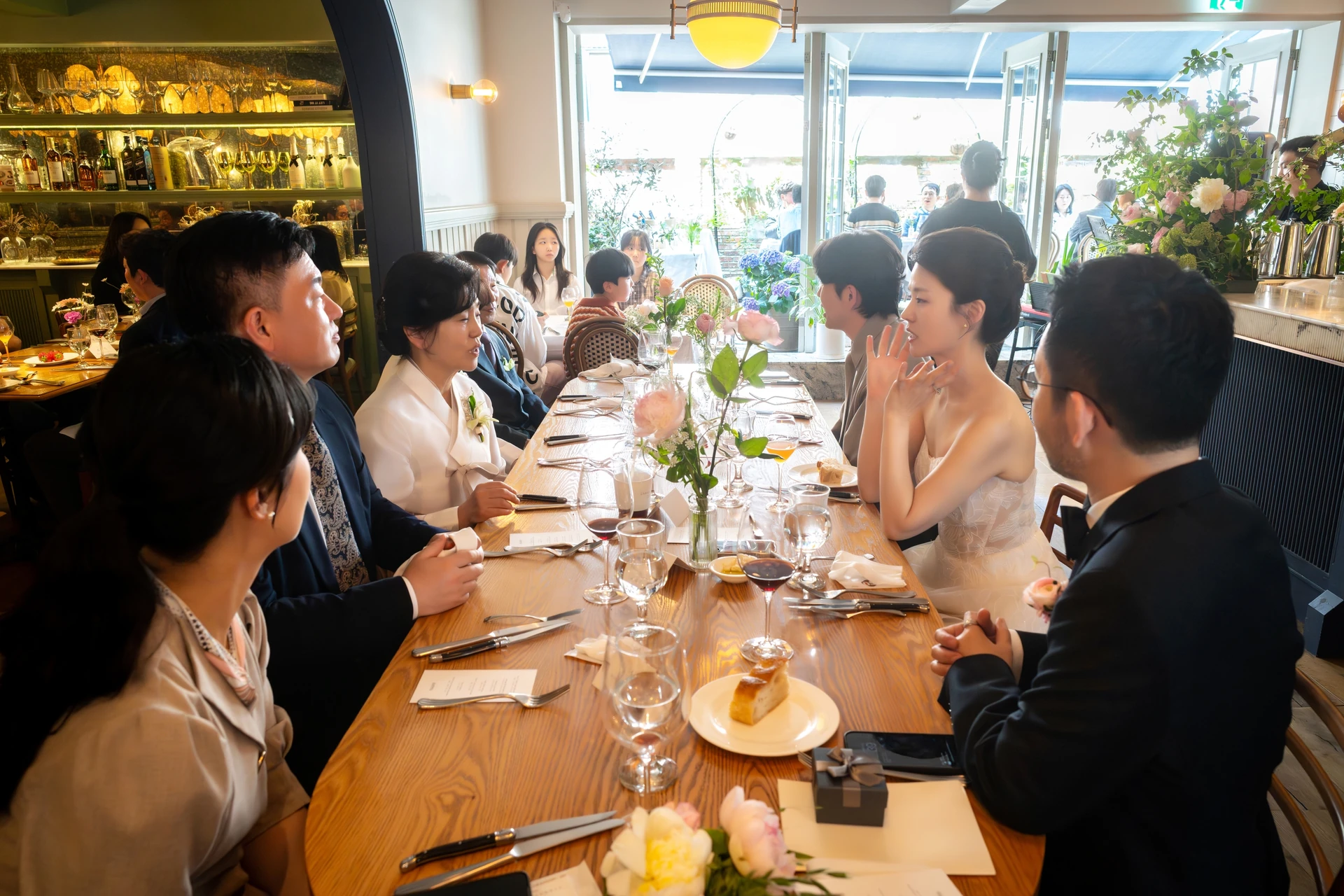 양가 가족은 인사를 계속하러 돌아다니기 때문에 요리가 늦게 나온다