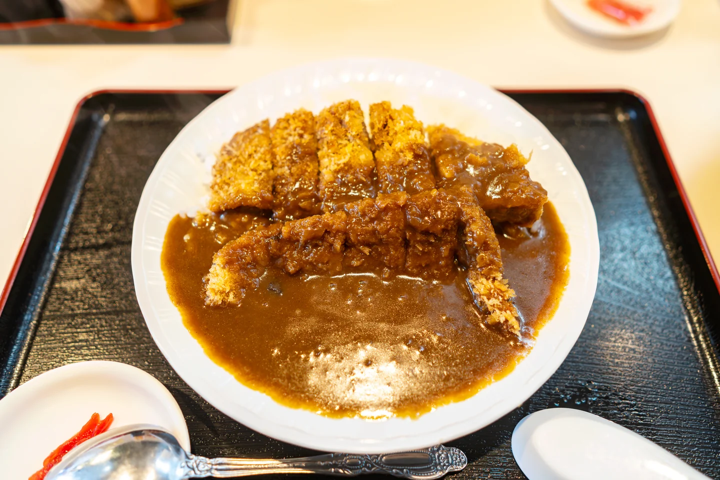 카레 소스 위에 올라간 카츠카레