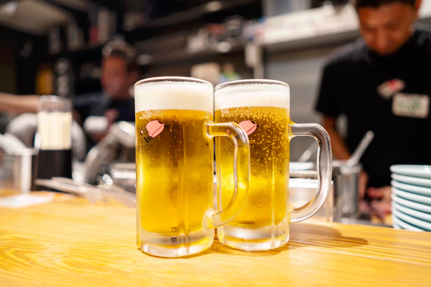 카운터 위에 놓인 생맥주 두 잔