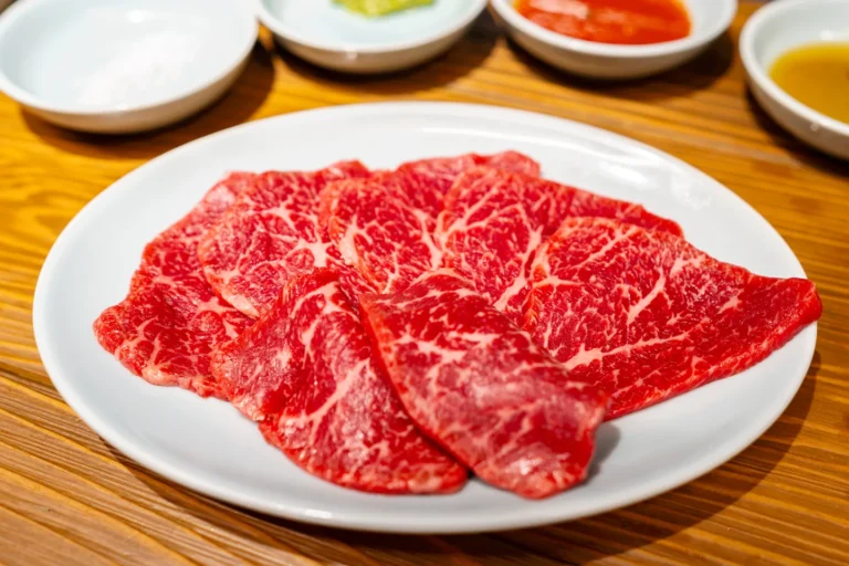 접시에 담긴 고베규 특선 갈비