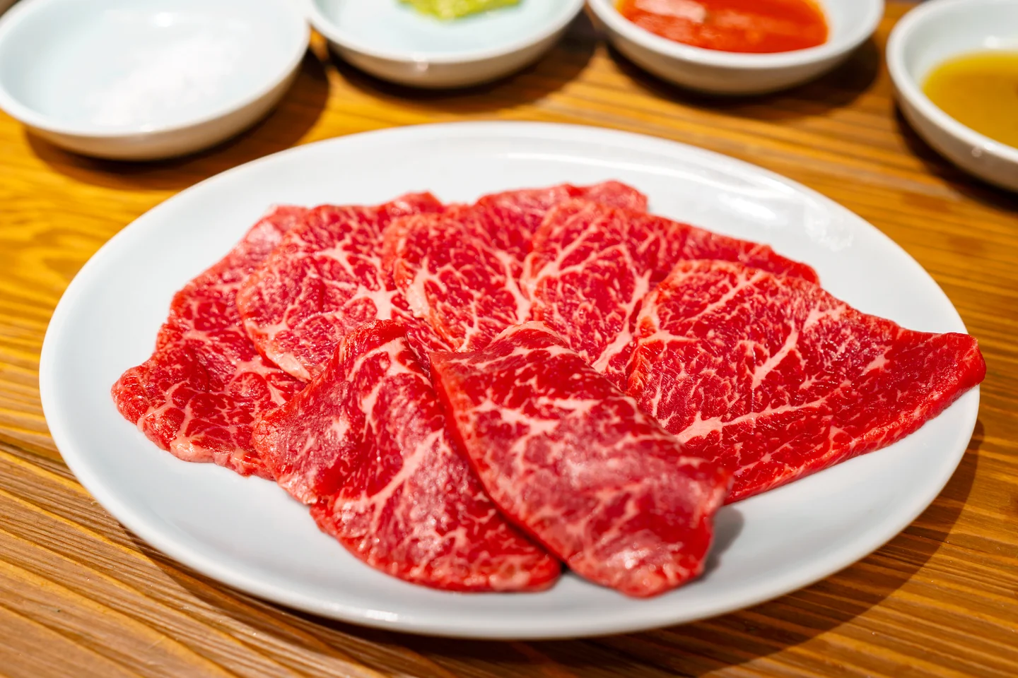 접시에 담긴 고베규 특선 갈비