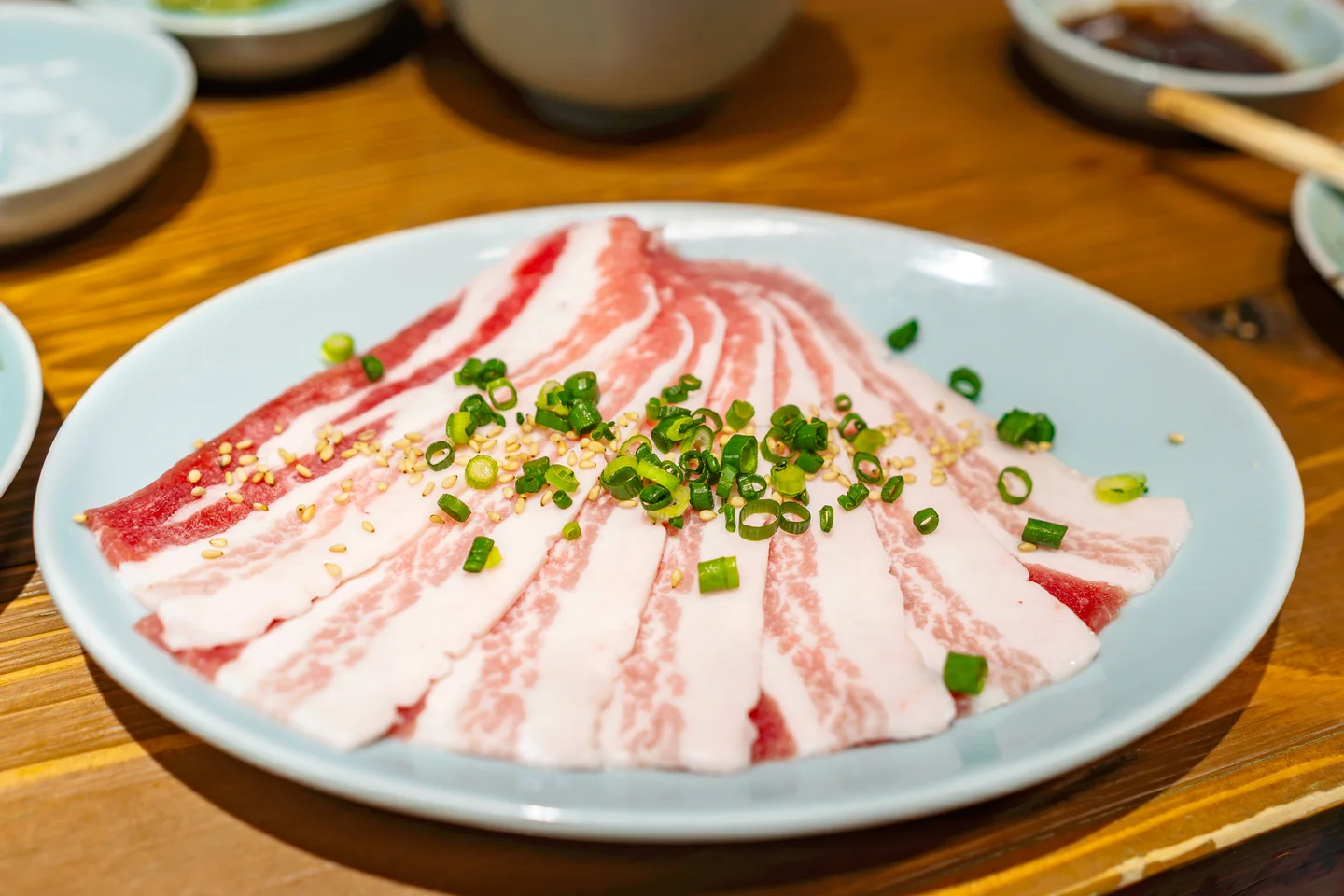 접시에 담긴 아구돼지 삼겹살