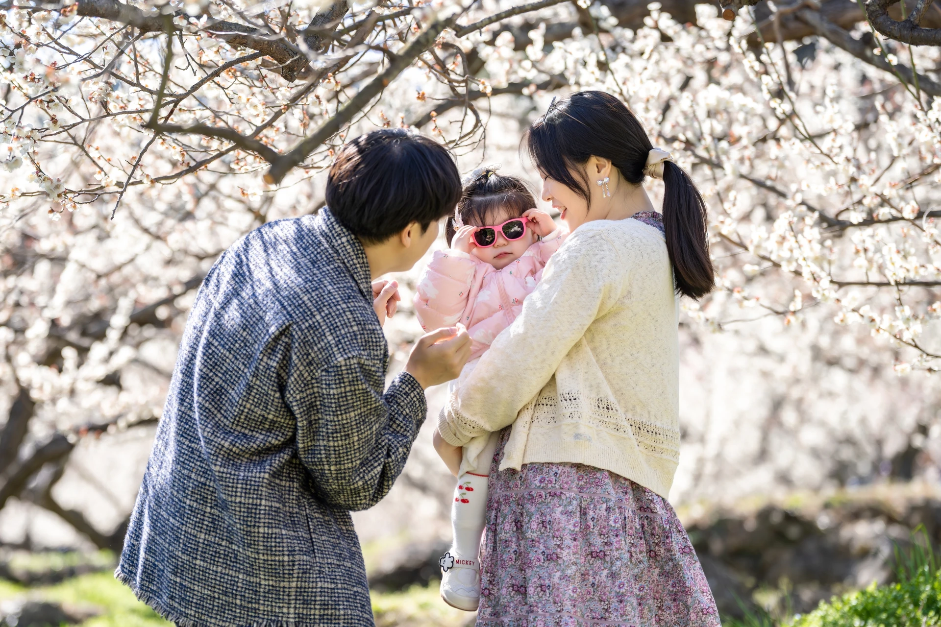 선글라스를 쓴 아기와 부모