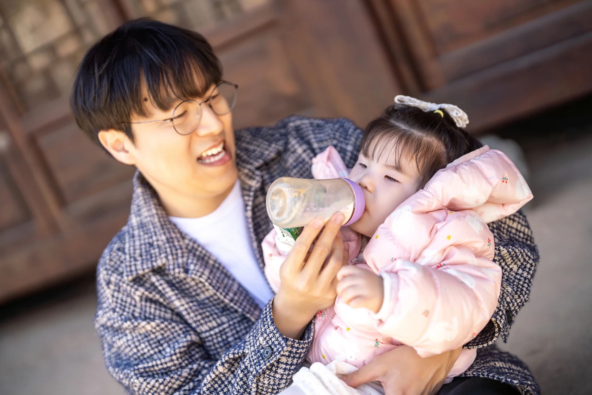 젖병을 물리는 아빠와 아기