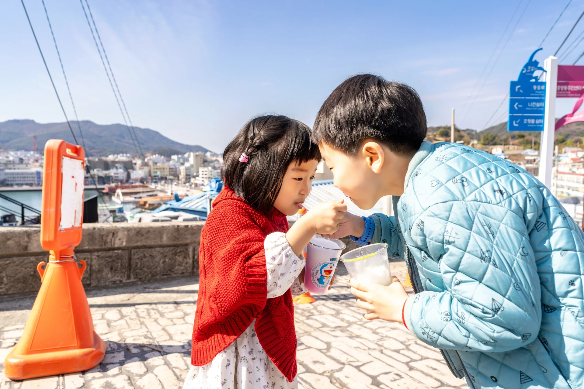 서로 솜사탕을 나눠 먹는 남매