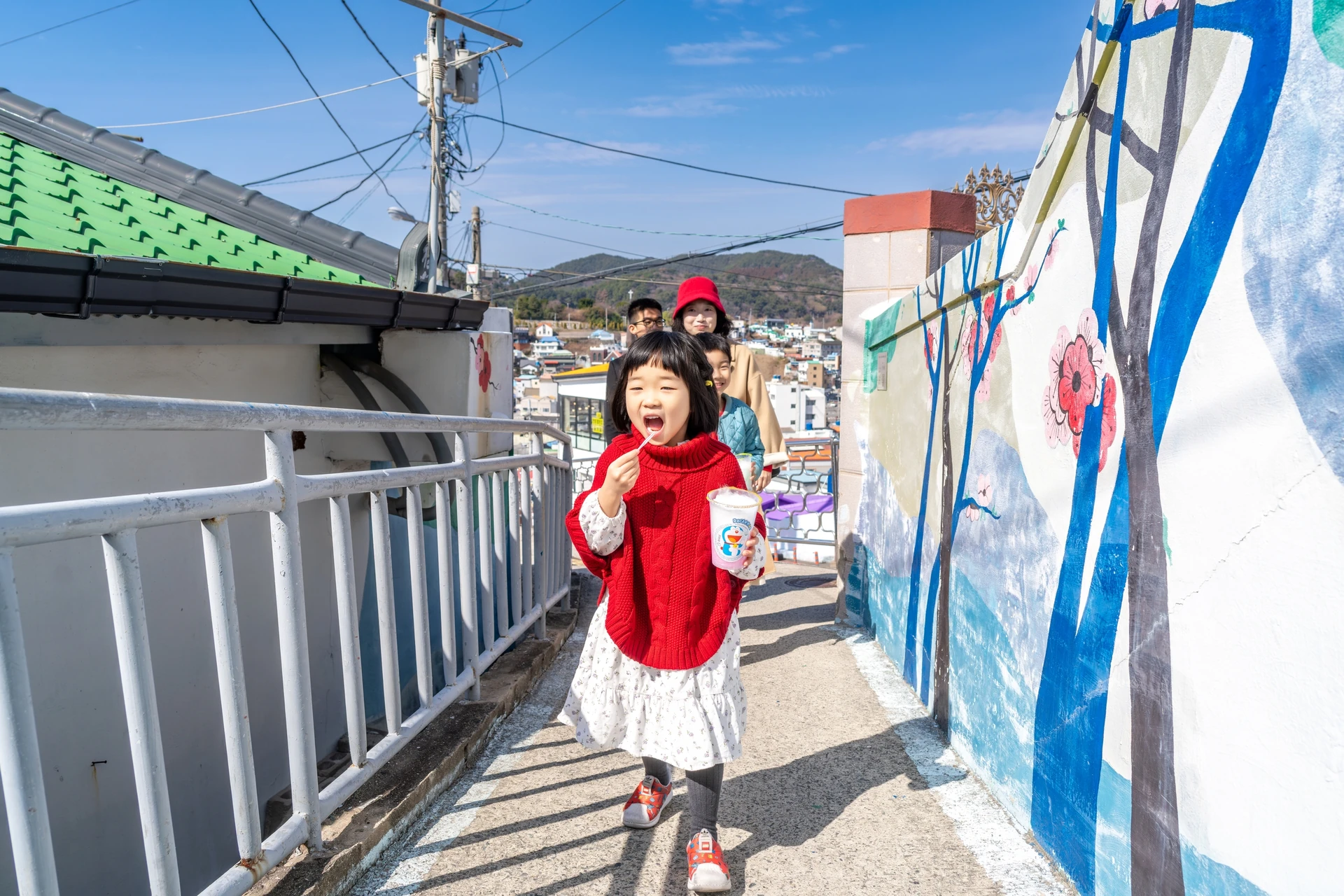 벽화 마을 길을 걷는 여자아이