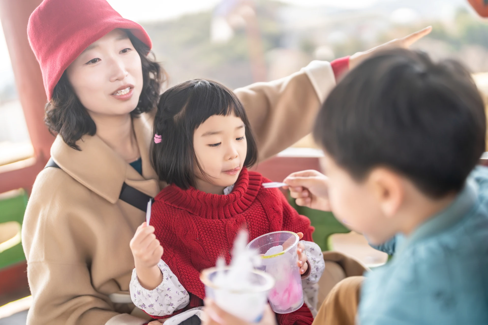 동포루에서 이야기하는 엄마와 아이들