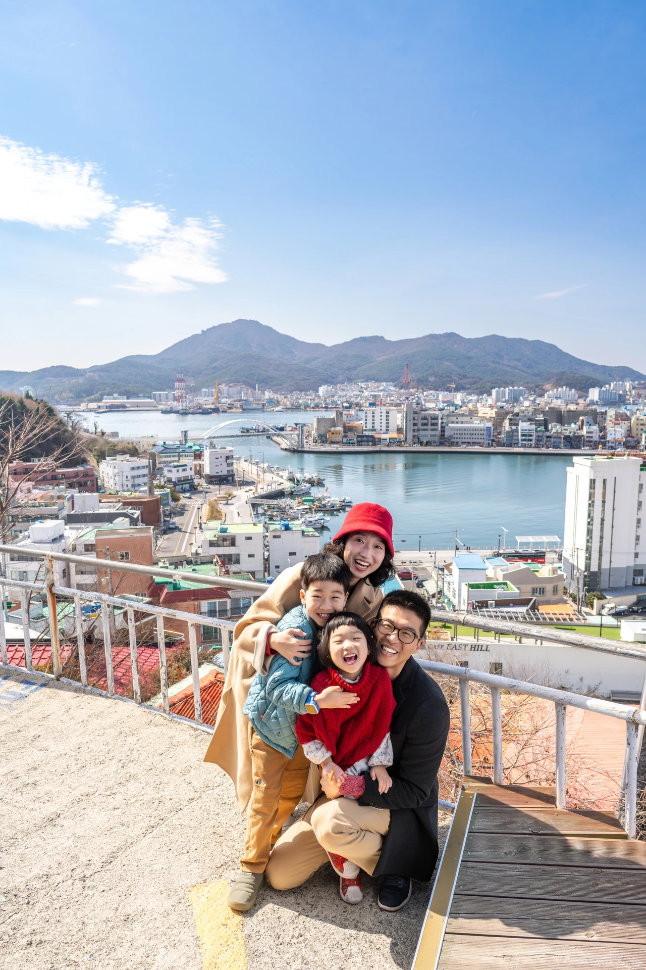 한산도 방향 바다를 배경으로 한 가족