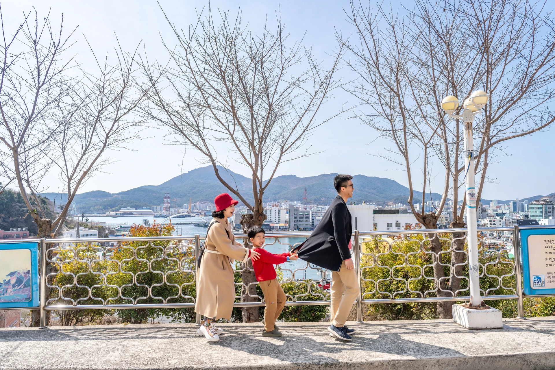 마을 외곽길을 걷는 가족