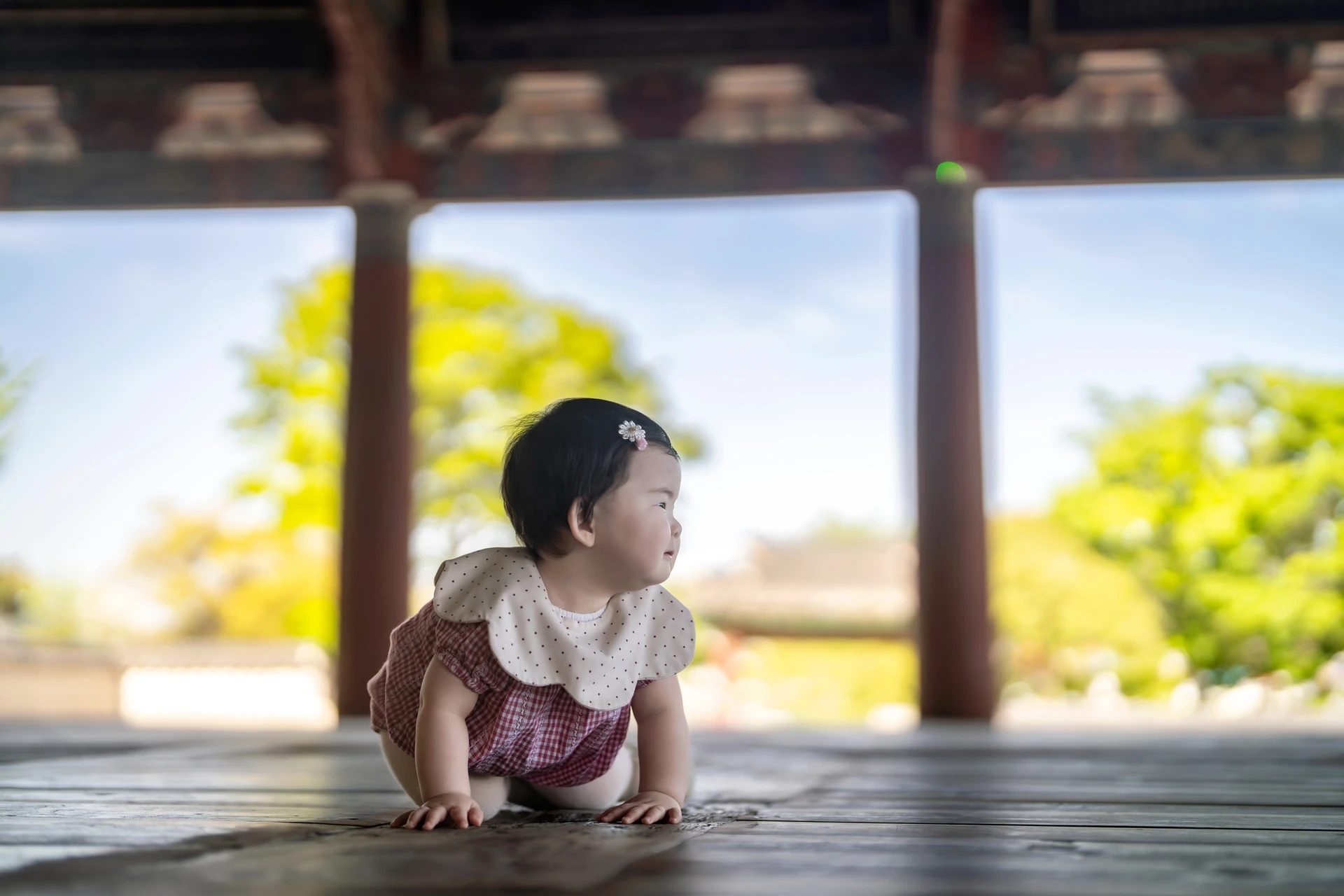 세병관 기둥 사이 마루를 기어가는 아기