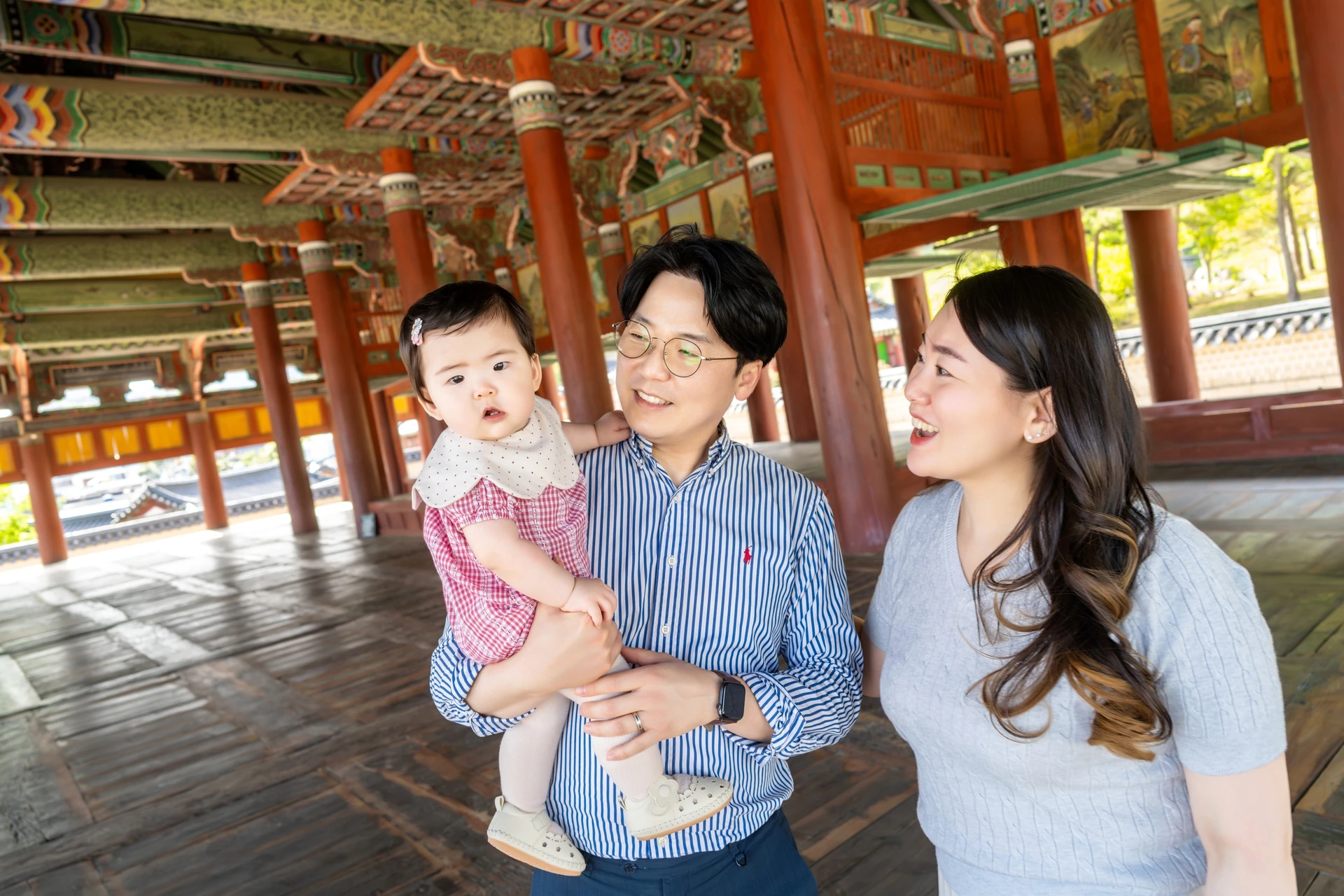 세병관 마루에서 아기를 안고 서 있는 아빠와 엄마