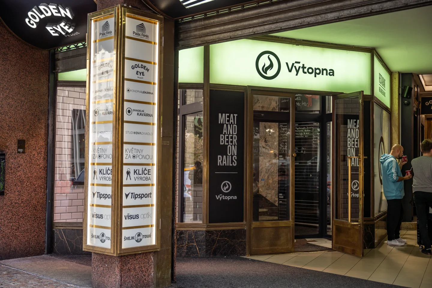 초록 간판에 Výtopna라고 적힌 바츨라프 광장 식당 입구