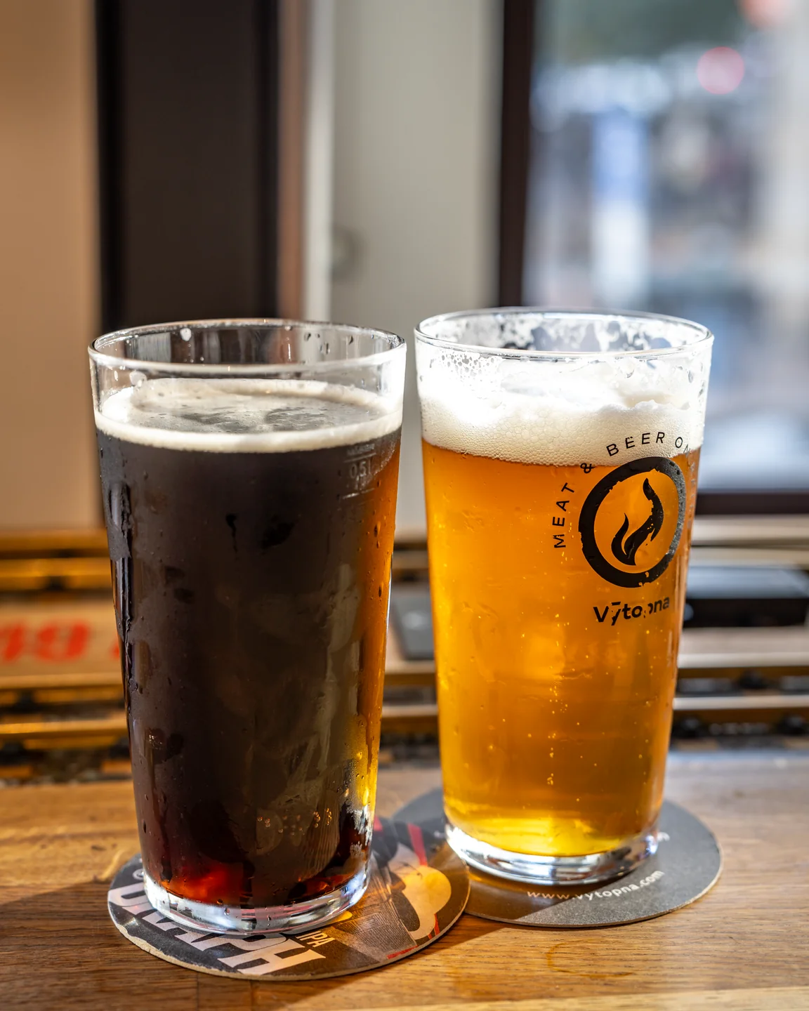 다크 맥주와 라거 두 잔