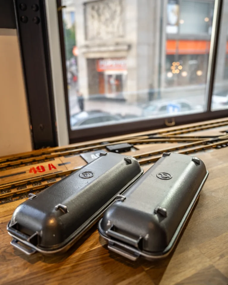 뚜껑이 닫힌 회색 음식 운반 기차 두 칸