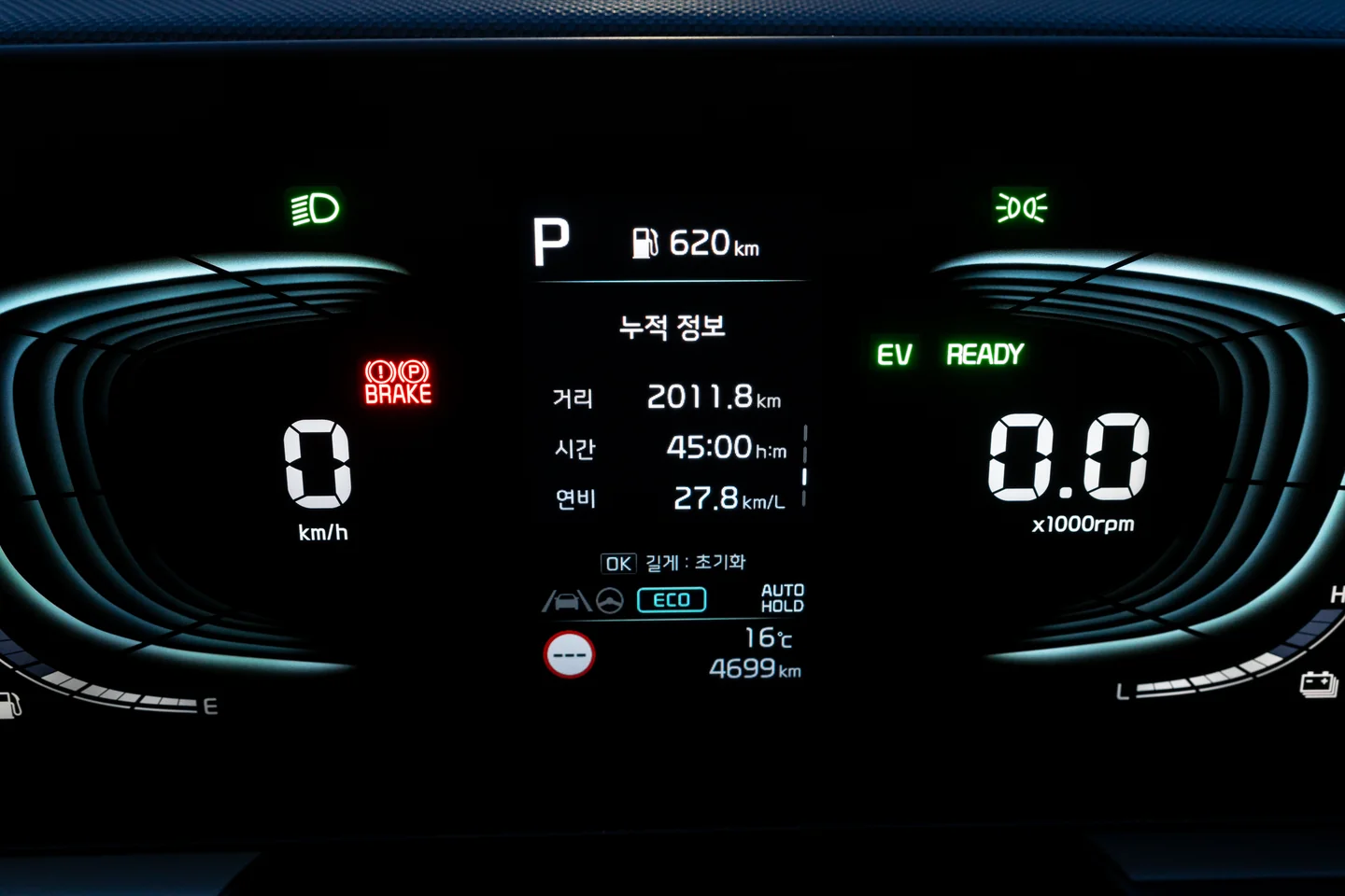 30일간 2,011km 주행 결과가 표시된 계기판